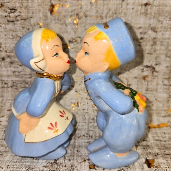 Vintage Porcelain Dutch Kissing Boy and Girl Figurine Set By Hollamd Mold - Picture 1 of 5